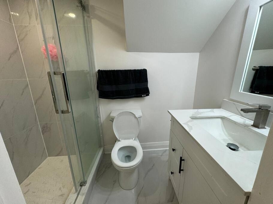 Spacious 2 Bedroom, 2 Bath * Toronto